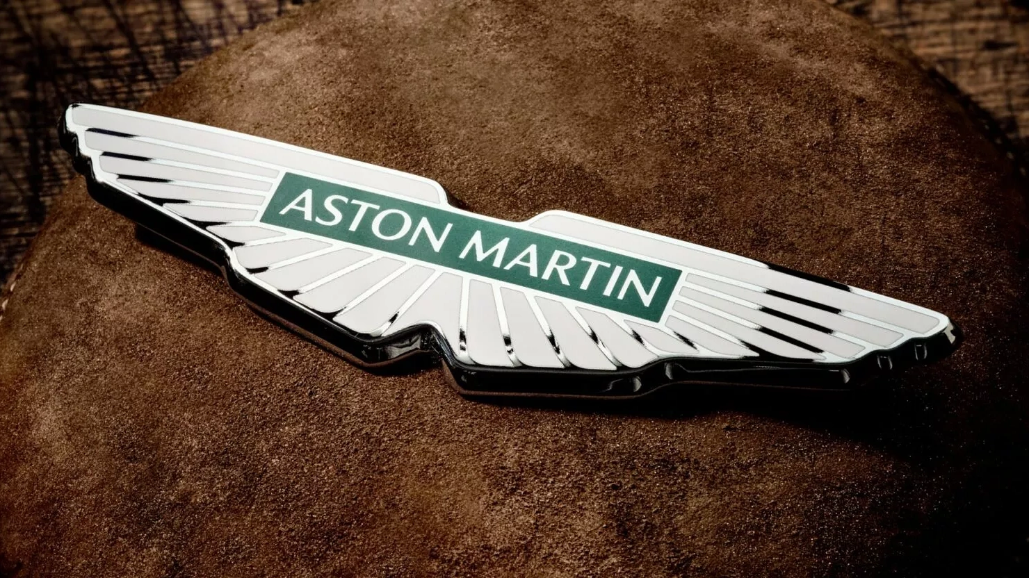 Aston-Martin-Wings-Badge-5s-1536x832.webp