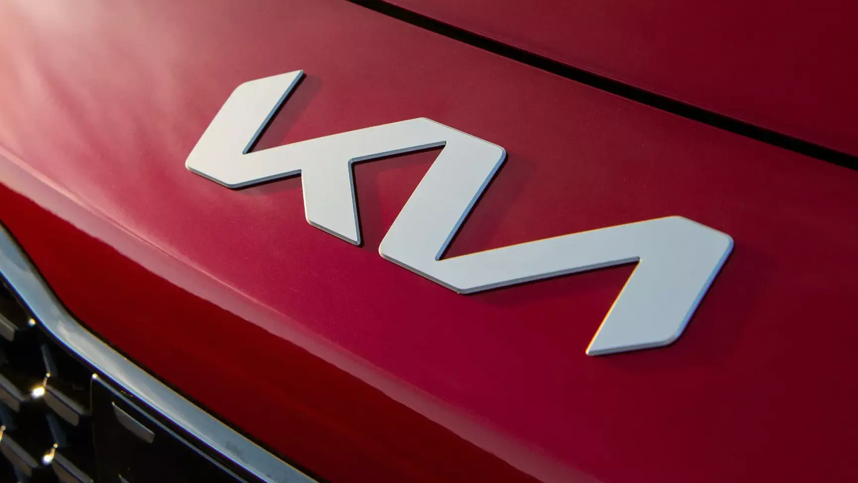 "Lột xác" thiết kế lẫn logo, logo KIA khiến khách hàng nhầm lẫn là hãng xe mới tên "KN"