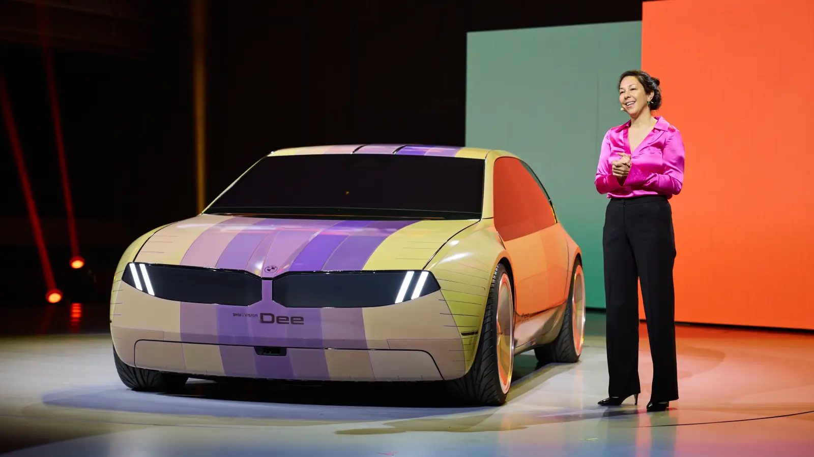BMW gây trầm trồ với xe đổi màu 100 sắc thái, lái xe như chơi game thực tế ảo