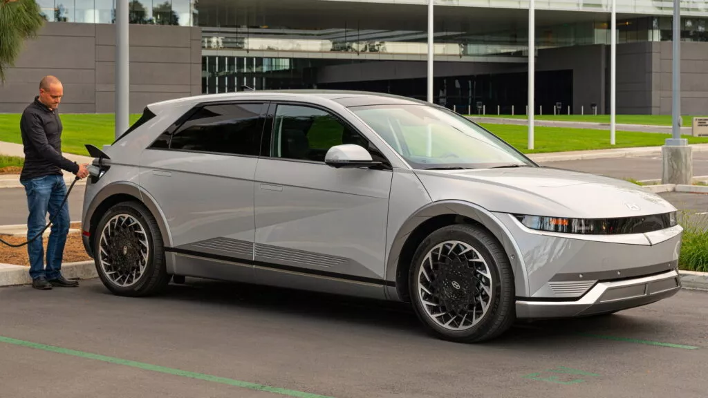 Sau Ford và GM, Hyundai có thể chuyển sang tiêu chuẩn sạc của Tesla