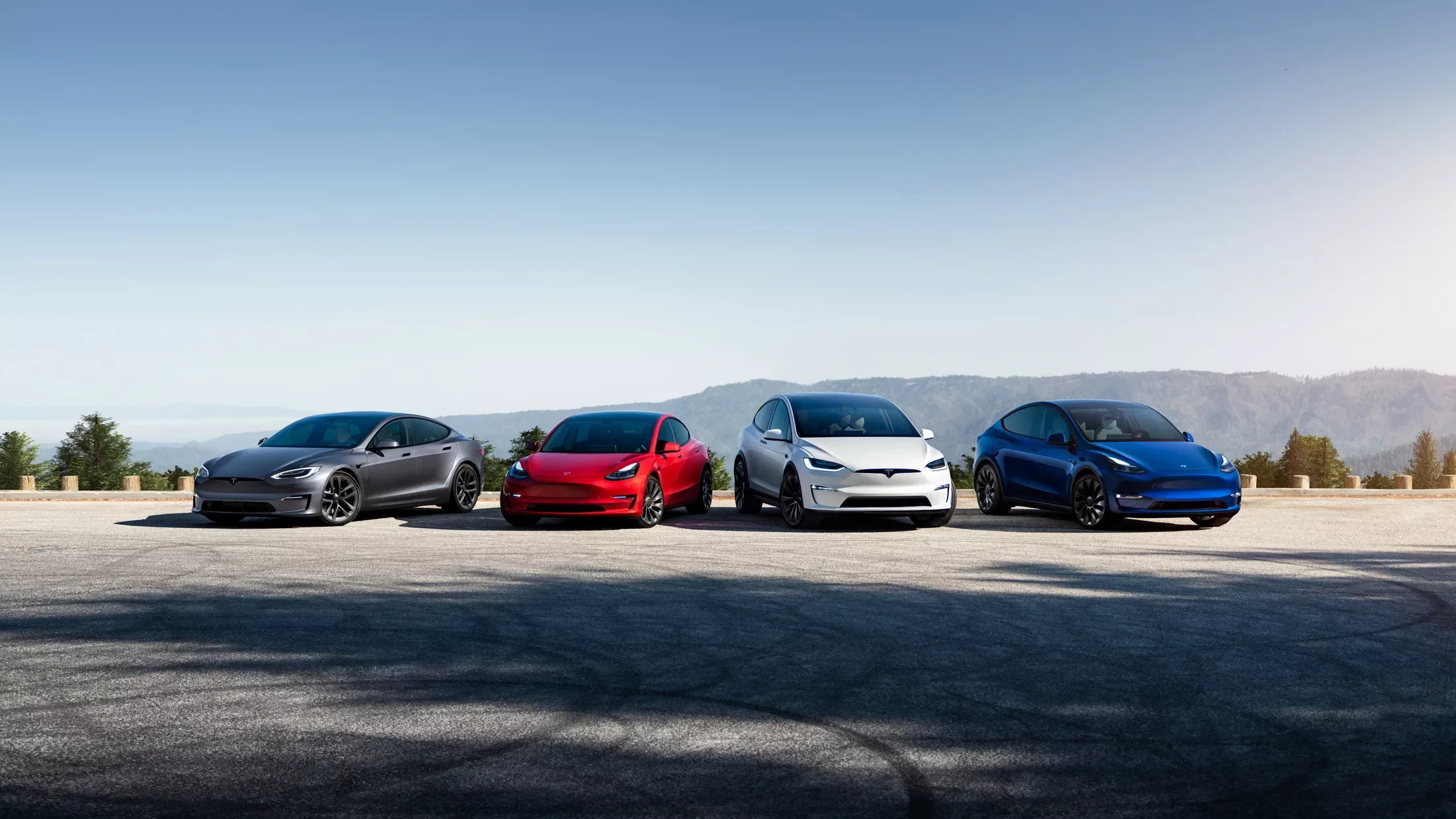 Tesla là nhà sản xuất xe điện lớn nhất thế giới, BYD ráo riết đuổi theo