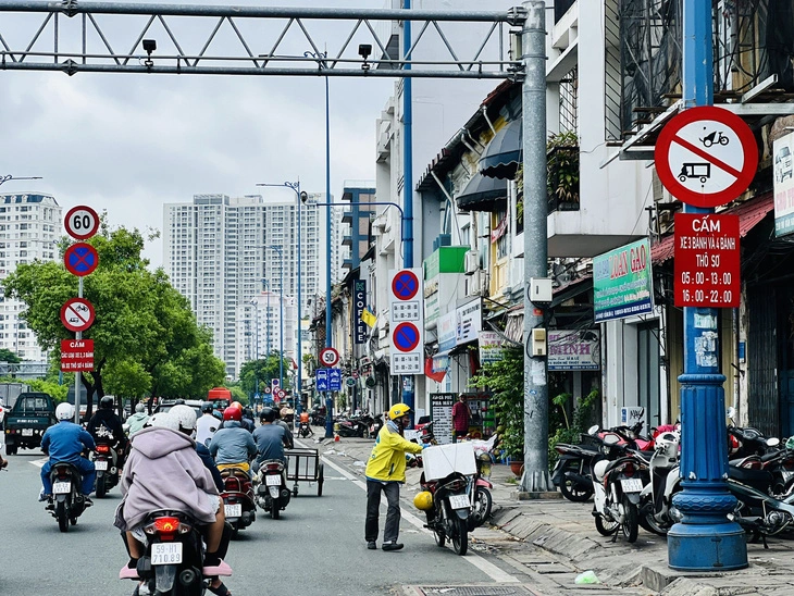 Hoa mắt với biển báo giao thông dày đặc trên đường