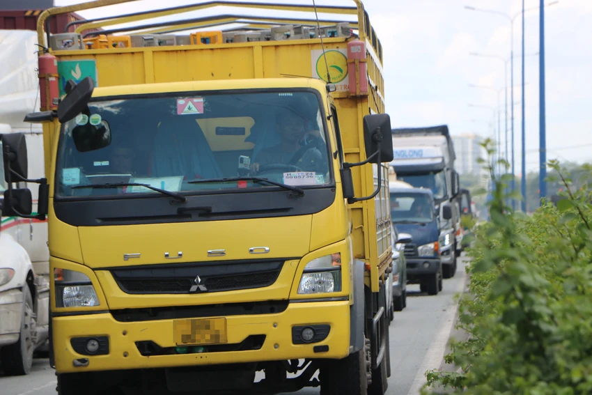 Hàng chục tài xế container bị phạt vì lấn làn trên Mỹ Phước-Tân Vạn