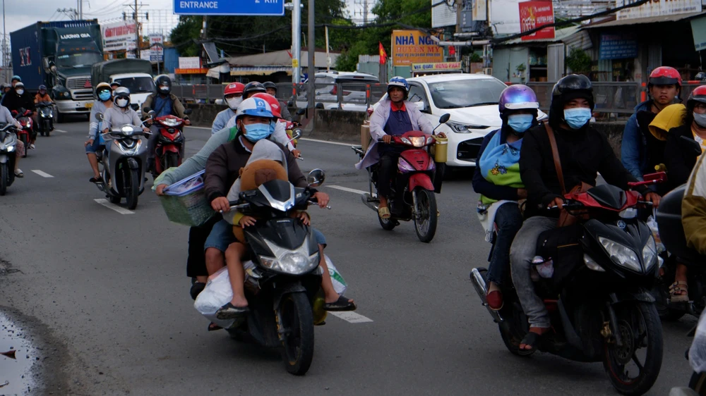 Giao thông cửa ngõ TP.HCM sau kì nghỉ Lễ đang "nóng" dần