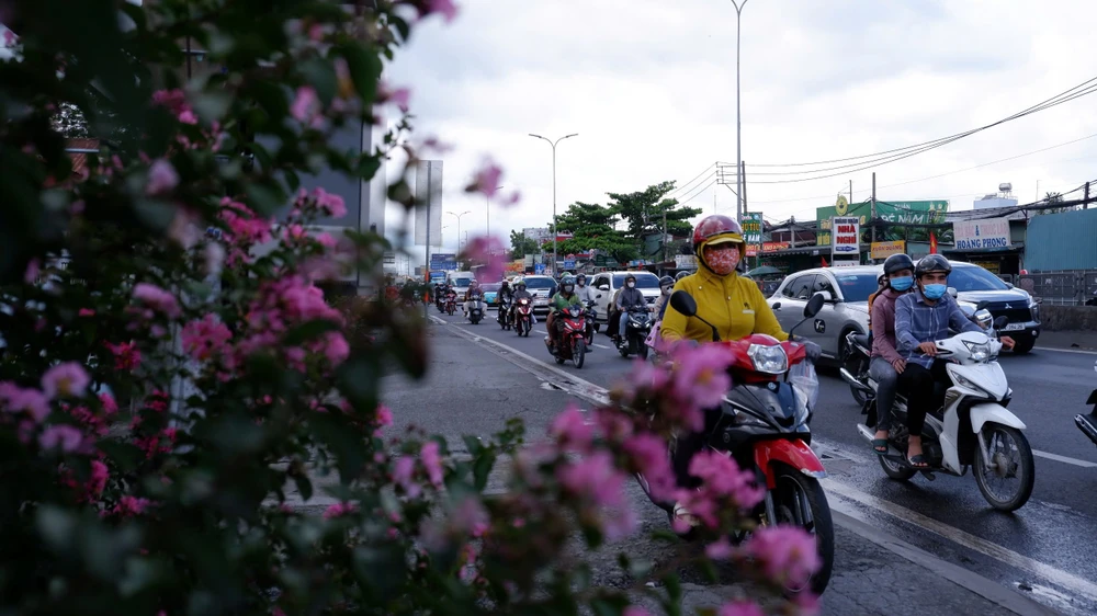 Giao thông cửa ngõ TP.HCM sau kì nghỉ Lễ đang "nóng" dần