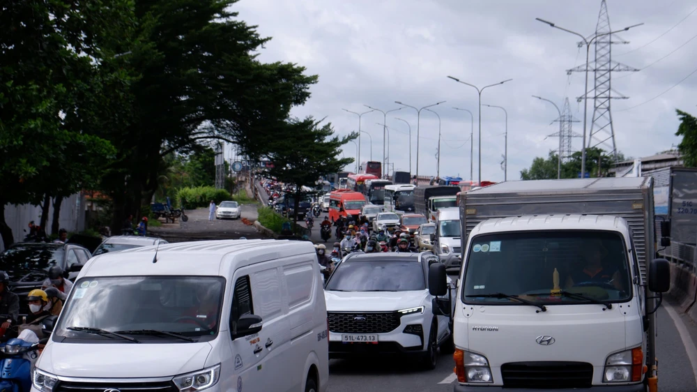 Giao thông cửa ngõ TP.HCM sau kì nghỉ Lễ đang "nóng" dần