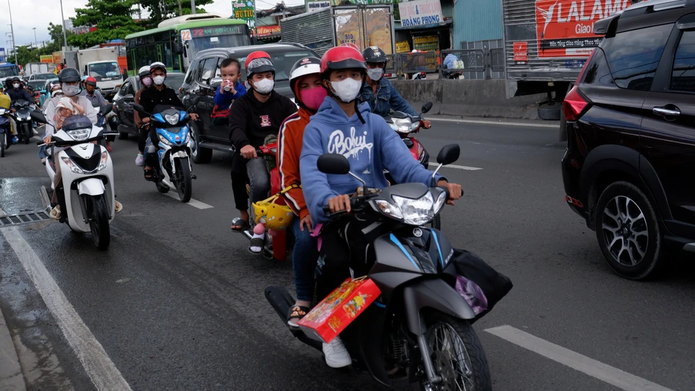 Giao thông cửa ngõ TP.HCM sau kì nghỉ Lễ đang "nóng" dần