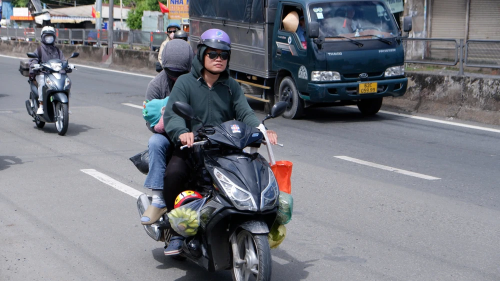 Giao thông cửa ngõ TP.HCM sau kì nghỉ Lễ đang "nóng" dần