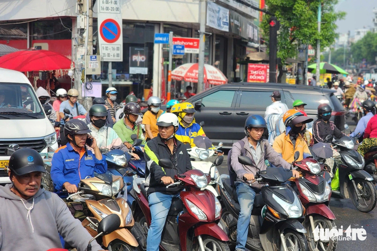 Giao thông hỗn loạn mỗi ngày ở ngã tư Bốn Xã