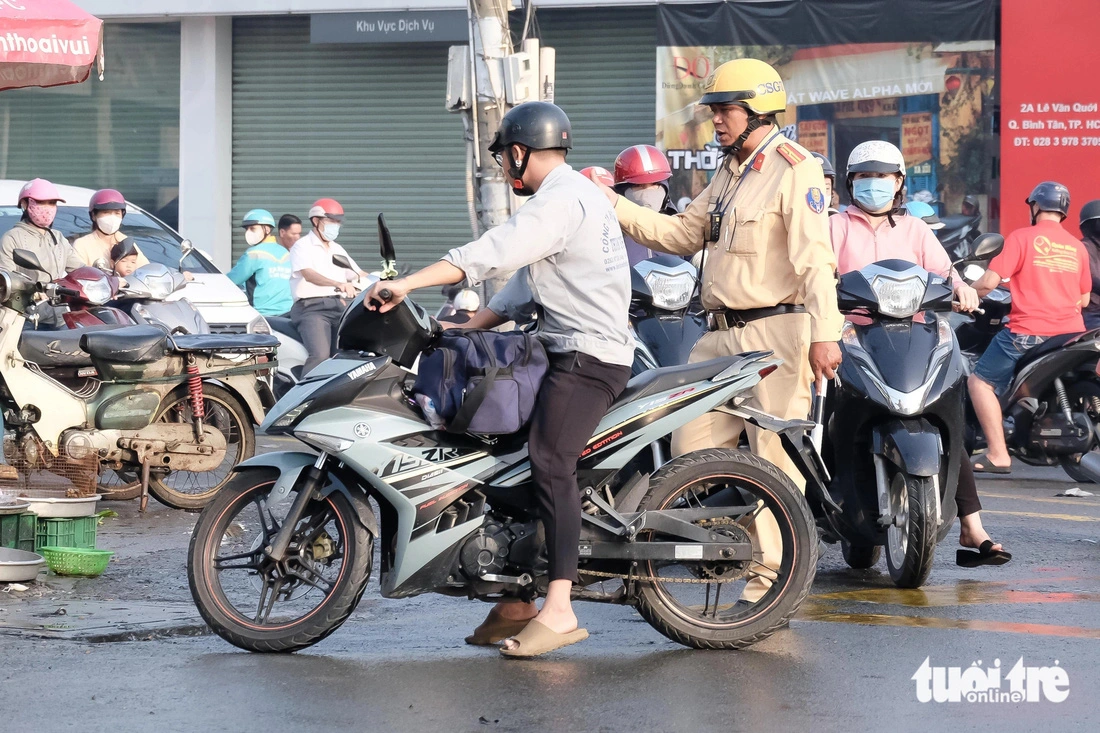 Giao thông hỗn loạn mỗi ngày ở ngã tư Bốn Xã