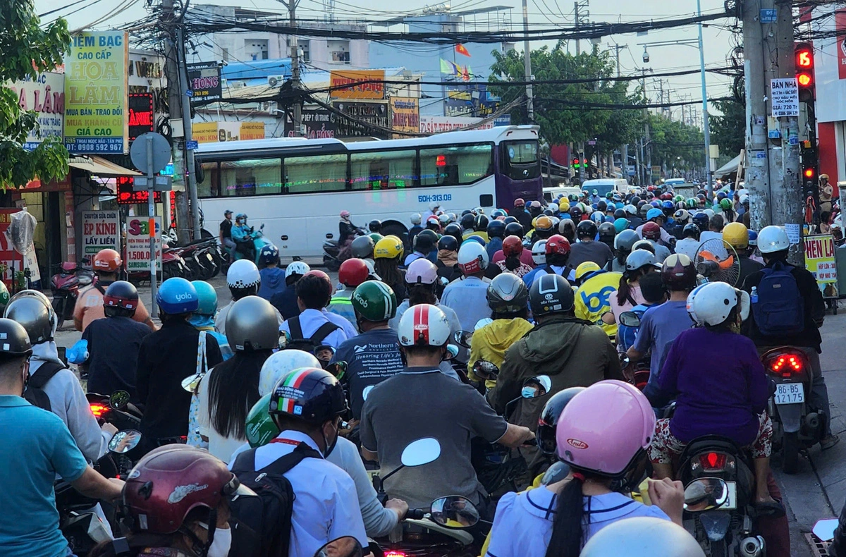 Giao thông hỗn loạn mỗi ngày ở ngã tư Bốn Xã