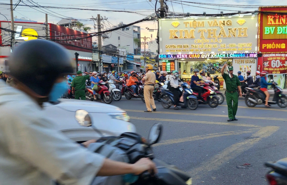 Giao thông hỗn loạn mỗi ngày ở ngã tư Bốn Xã