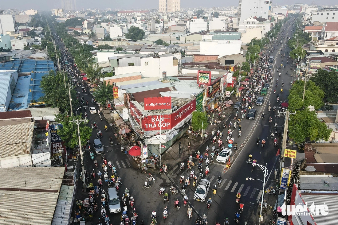 Giao thông hỗn loạn mỗi ngày ở ngã tư Bốn Xã