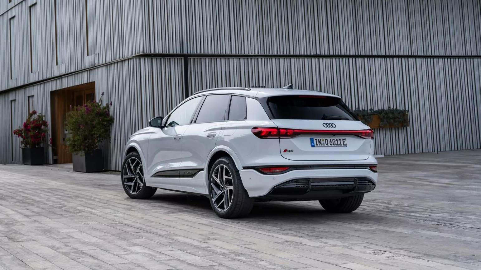 Audi Q6 E-Tron có giá từ 1,6 tỷ đồng tại Mỹ, tầm hoạt động 517 km