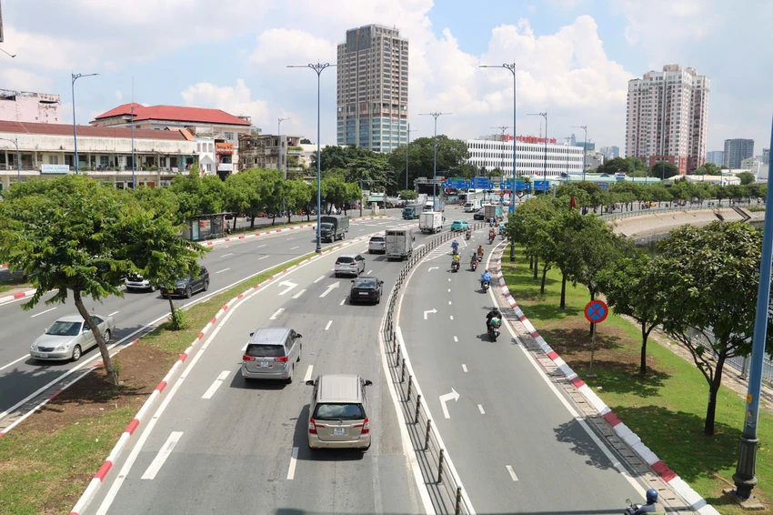 TP.HCM: Cận cảnh đường Võ Văn Kiệt vừa được mở rộng, tổ chức lại giao thông