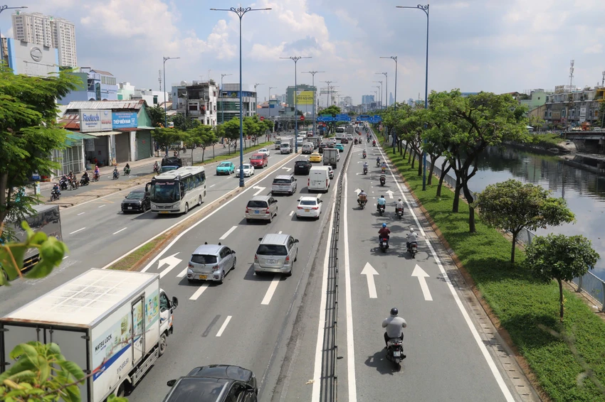 TP.HCM: Cận cảnh đường Võ Văn Kiệt vừa được mở rộng, tổ chức lại giao thông