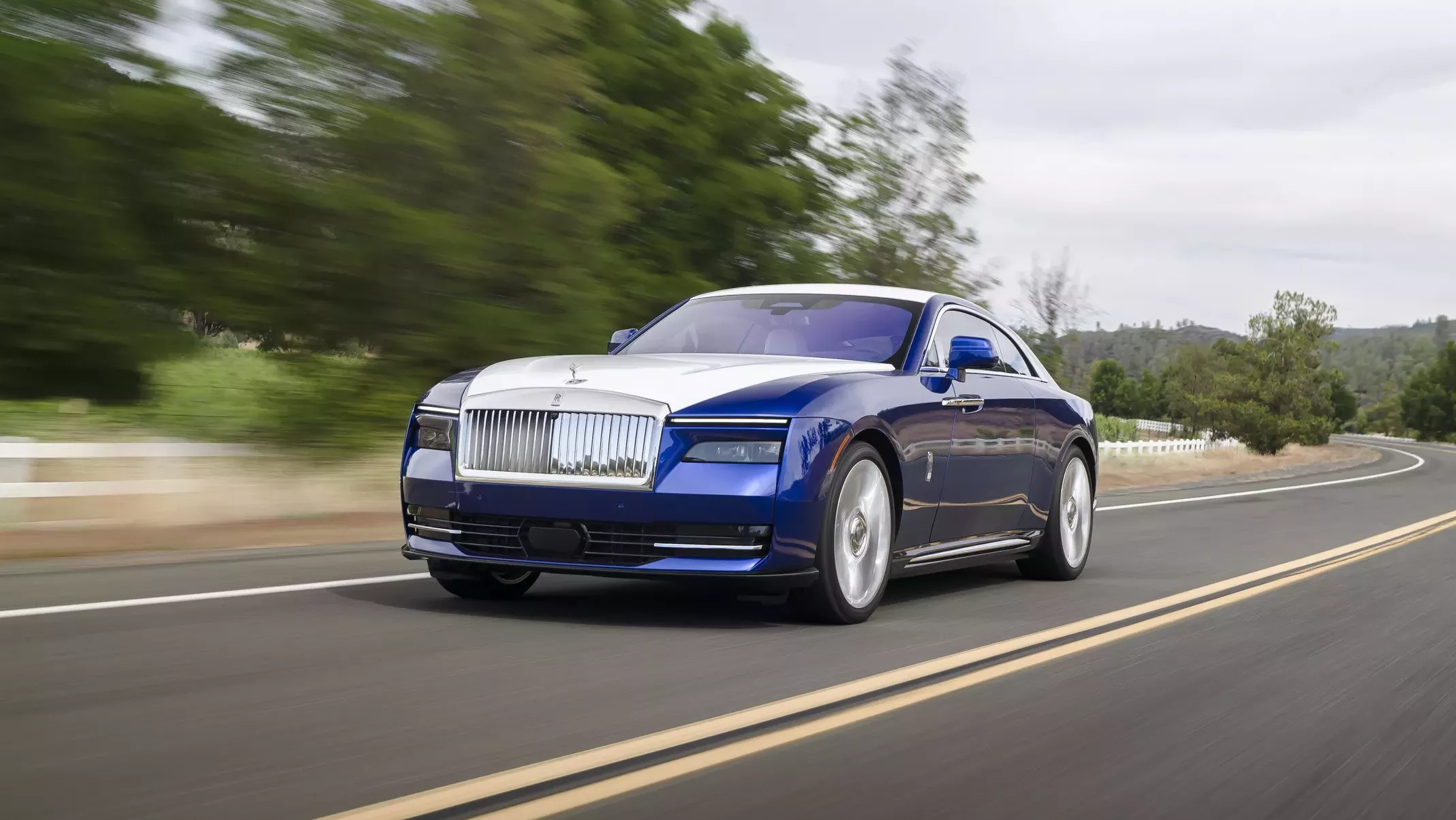 Rolls-Royce giải thích lý do không làm xe hybrid mà chỉ làm xe điện