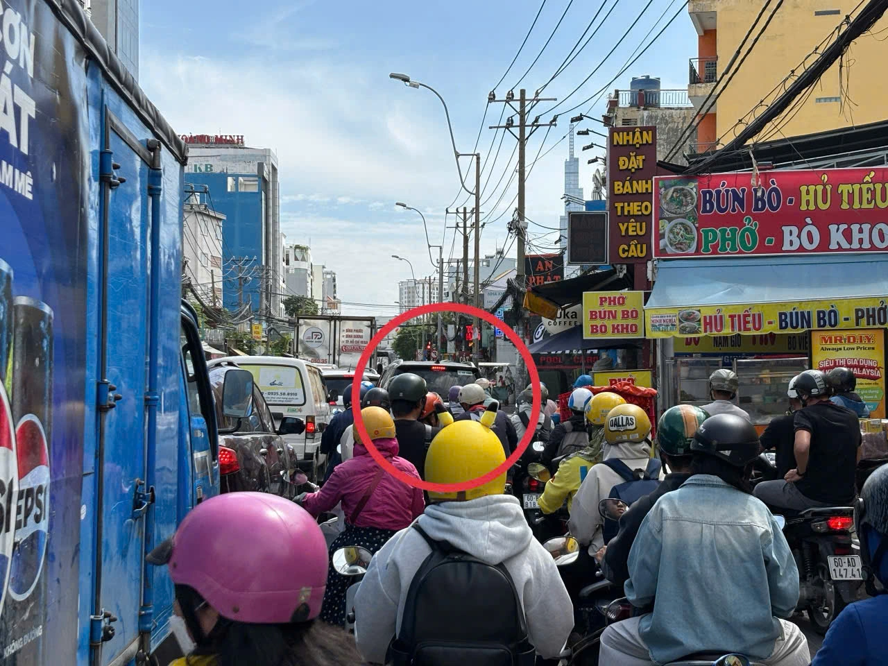 CSGT TP.HCM: Ghi hình phạt tài xế ô tô đi vào làn xe máy nếu 'lách luật', đa phần biển số vàng