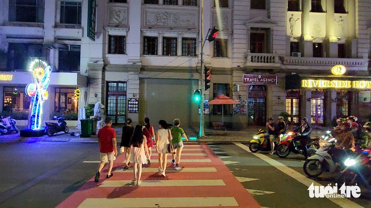 Lần đầu tiên TP.HCM có đèn cảnh báo chỉ vạch đi bộ, người dân an tâm khi qua đường