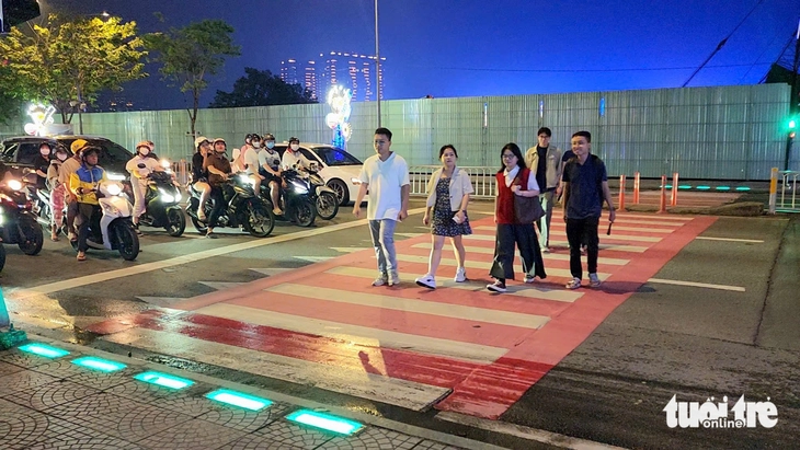 Lần đầu tiên TP.HCM có đèn cảnh báo chỉ vạch đi bộ, người dân an tâm khi qua đường