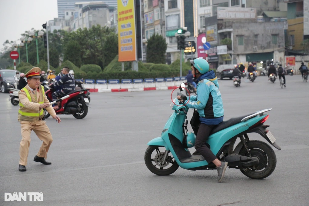 Thông tin giao thông ngày 19/6: Ghế phụ nguy hiểm với trẻ nhỏ, gần 1.200 shipper vi phạm, khởi công Vành đai 4