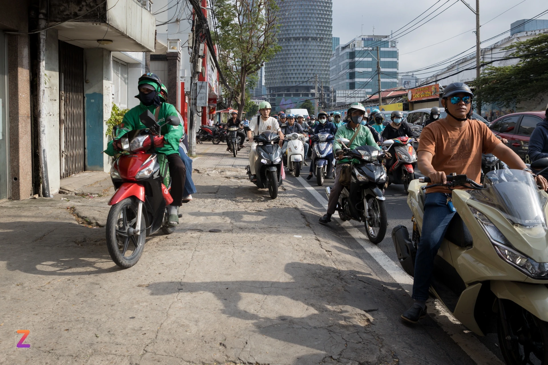 Thông tin giao thông ngày 23/6: Xe máy vi phạm giao thông tái diễn ở TP.HCM, sân bay Vinh tạm ngừng 6 tháng
