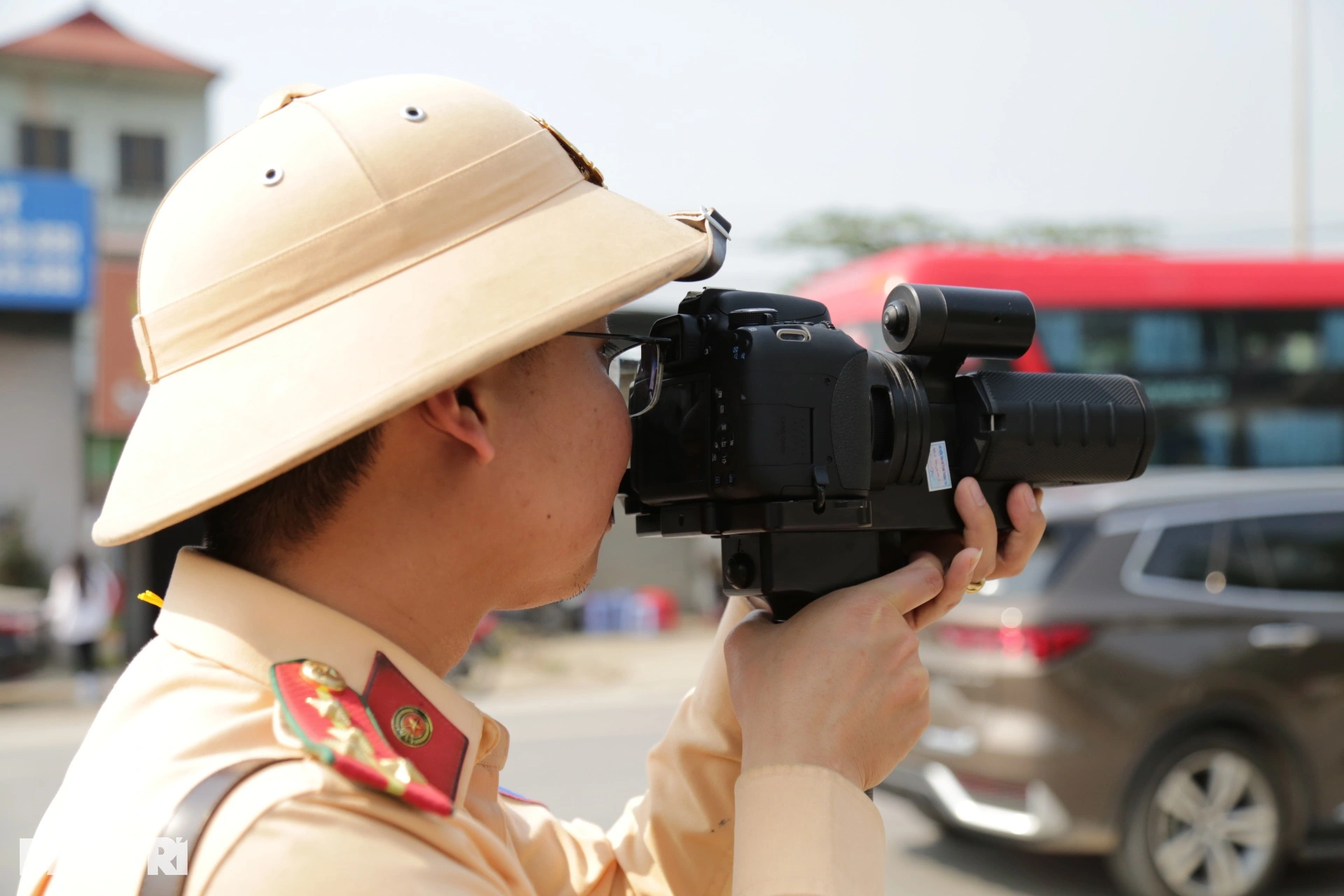 Thông tin giao thông ngày 24/6: CSGT siết vi phạm cao tốc, cấm xe trung tâm TP.HCM, thiếu tài xế có bằng FC