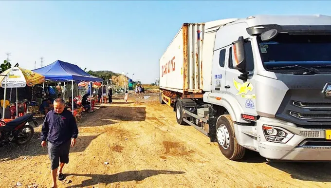 Thông tin giao thông ngày 25/6: Lùi xe trên cao tốc phạt 35 triệu, 6 tài xế bị phạt vì dùng điện thoại