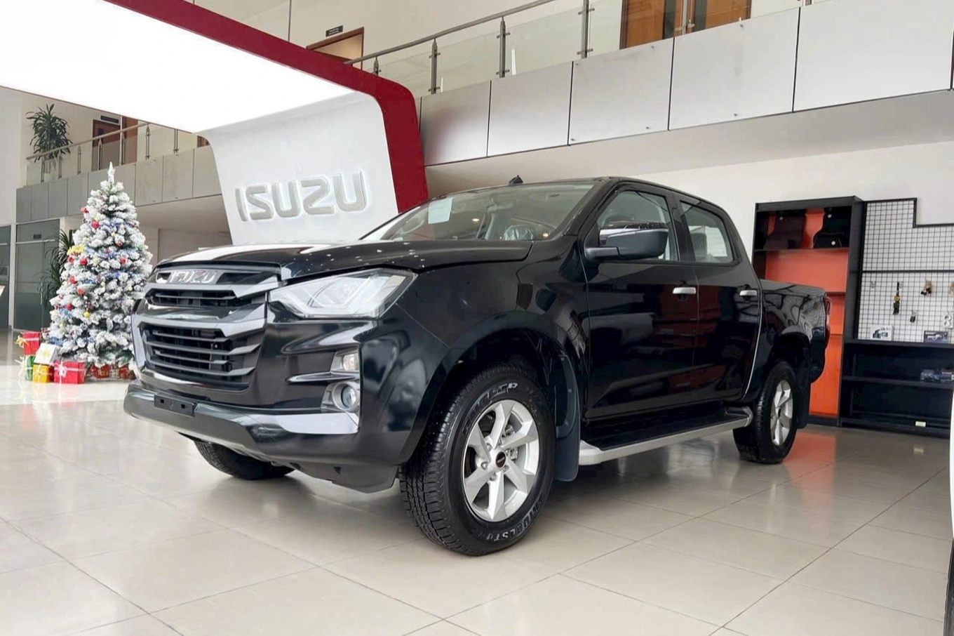 Thông tin xe ngày 30/6: Xe cũ ế ẩm, D-Max xả hàng, Santa Fe Hybrid sắp ra mắt Thái Lan