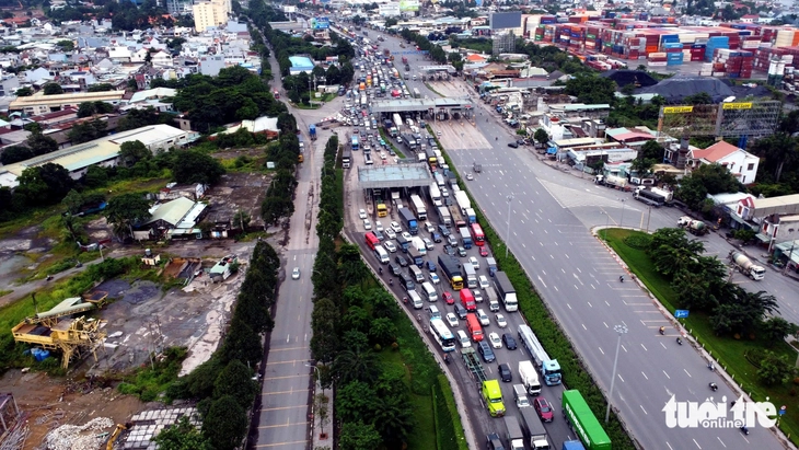 Ùn ứ liên hoàn do chặn cao tốc TP.HCM - Long Thành - Dầu Giây, đóng đường ĐT 743