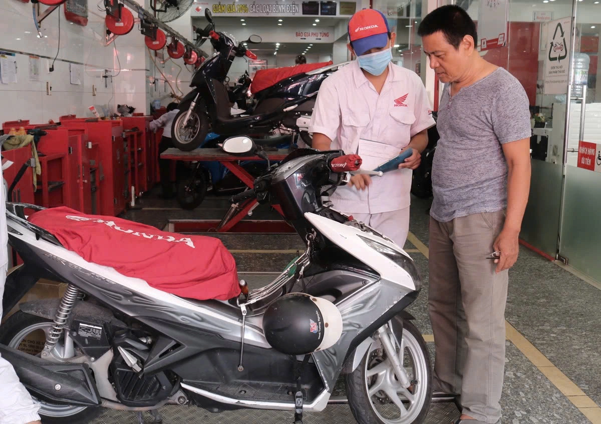 Đề xuất lộ trình chuyển đổi 400.000 xe xăng sang điện của TP HCM