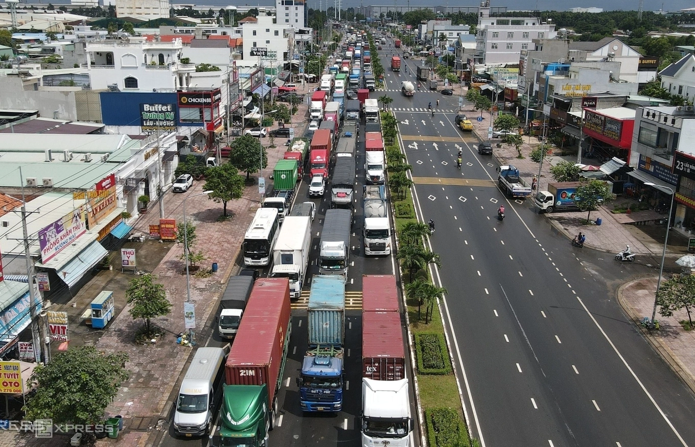Vạ vật suốt nhiều giờ vì kẹt xe ở cửa ngõ phía Đông TP HCM