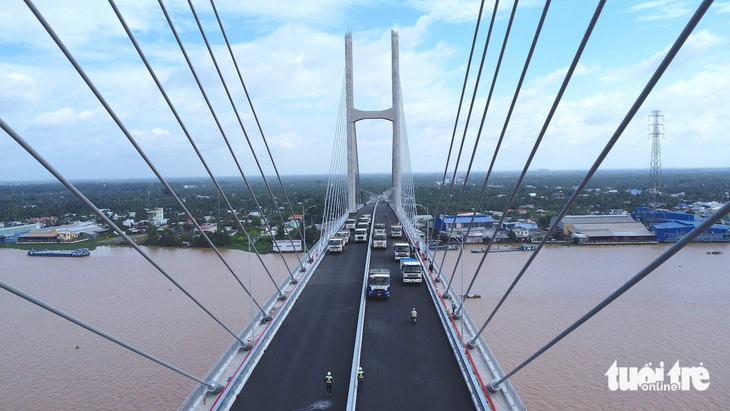 Trước khi thông xe chính thức, cầu Rạch Miễu 2 thử tải, hàng chục xe chở đầy hàng chạy qua cầu an toàn