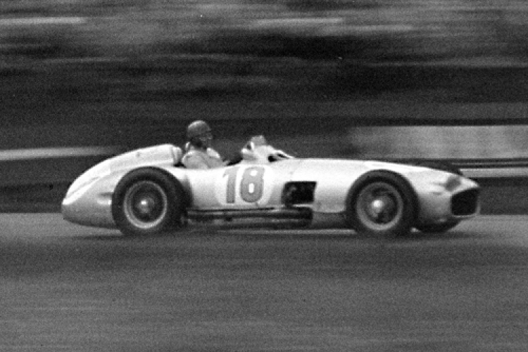 Mercedes Fangio F1 được bán với giá kỷ lục hơn 29 triệu USD