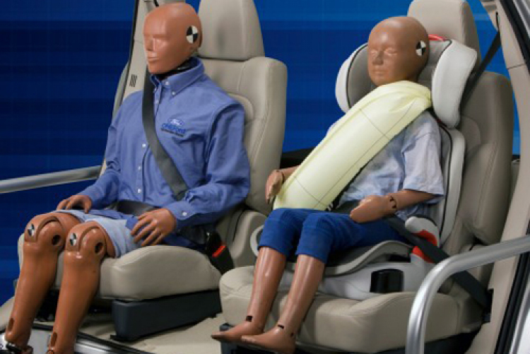 Ford trang bị thêm dây đai an toàn bơm phồng ở ghế sau Fusion 2014