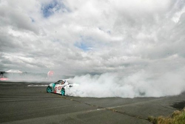 Kỷ lục Guinness drift xe ở tốc độ 217,973 km/h