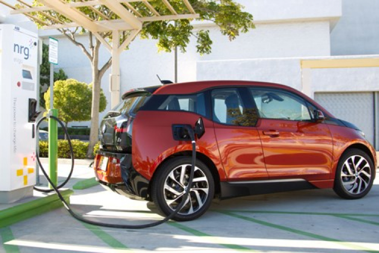 BMW i3 sạc điện tại trạm sạc SAE Combo-Charging công cộng đầu tiên