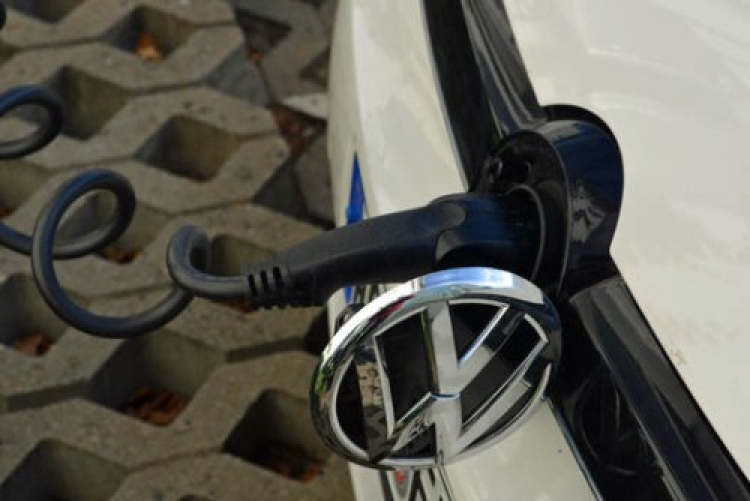 VW phát triển Golf plug-in hybrid