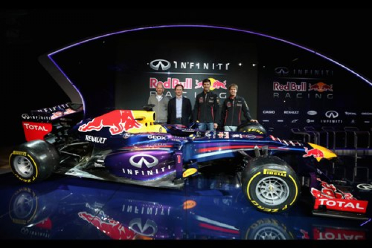 Infiniti đem xe đua F1 đến trưng bày trong lần ra mắt tại Vietnam Motor Show 2013