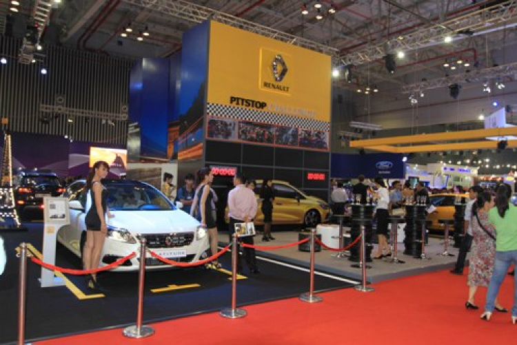 Renault giới thiệu chiếc xe thể thao Clio R.S sắc vàng rực rỡ đầy cuốn hút tại VMS 2013