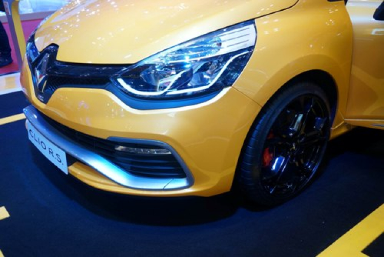 Renault giới thiệu chiếc xe thể thao Clio R.S sắc vàng rực rỡ đầy cuốn hút tại VMS 2013 Renault giới thiệu chiếc xe thể thao Clio R.S sắc vàng rực rỡ đầy cuốn hút tại VMS 2013