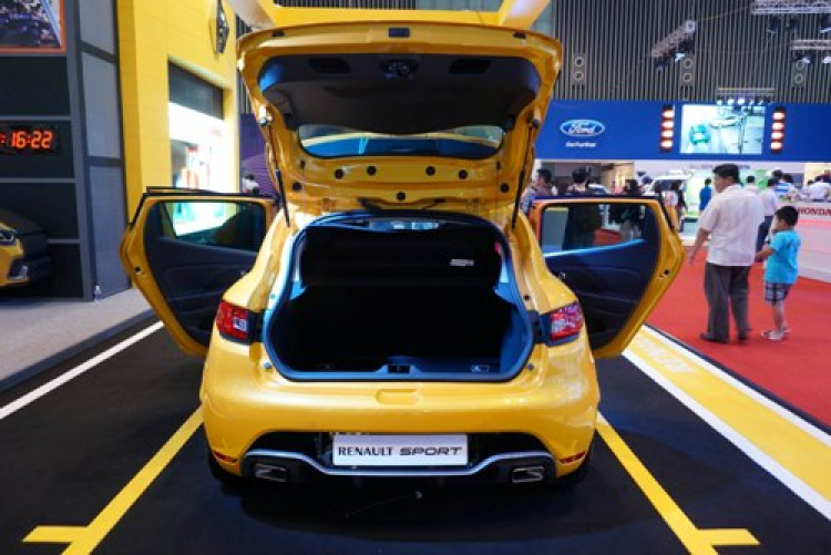 Renault giới thiệu chiếc xe thể thao Clio R.S sắc vàng rực rỡ đầy cuốn hút tại VMS 2013