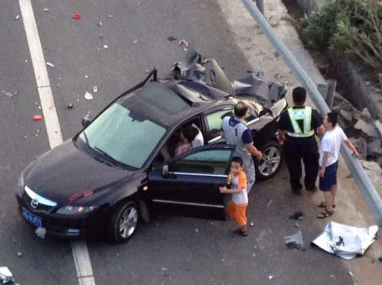 Hơn chục xe sang mới keng trị giá 1,6 triệu $ gặp nạn vì Mazda6