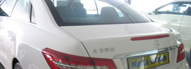 Mỹ nhân bên E350 COUPE