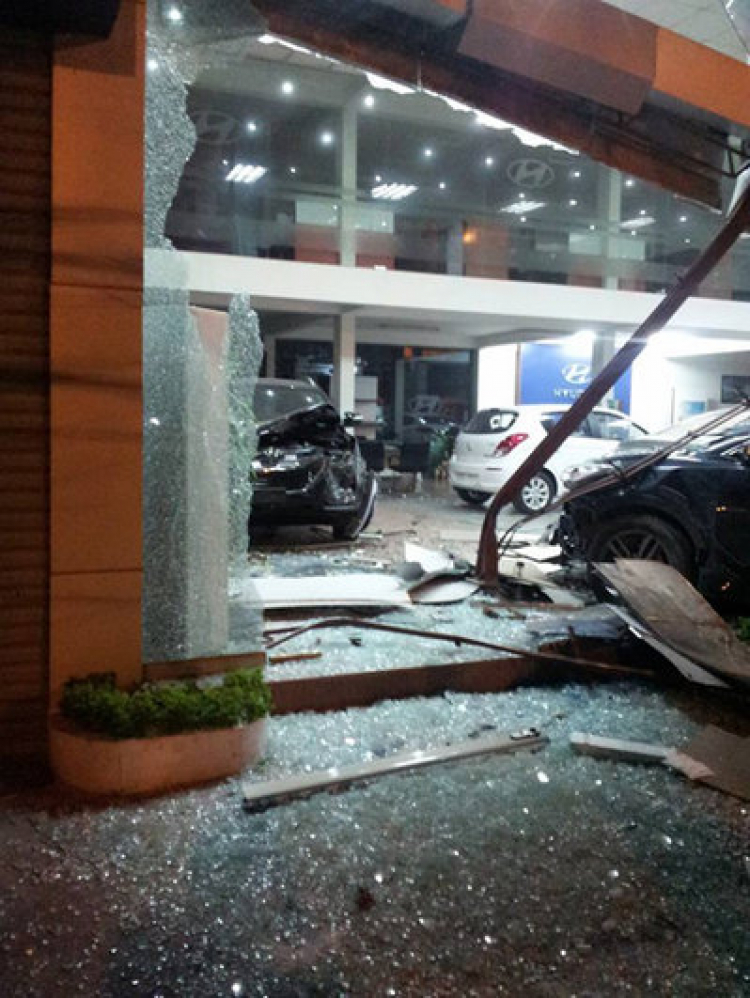 Hà Nội: Santa Fe gây họa ở showroom Hyundai · Otofun Hà Nội: Santa Fe gây họa ở showroom Hyundai · Otofun