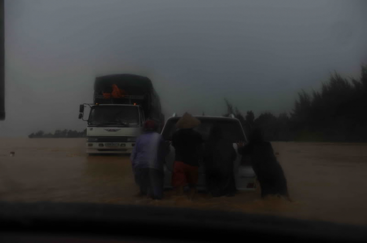 Hành trình Xuyên Việt và vượt qua tâm lũ Quảng Bình cùng GLK và CL 55 AMG! Hành trình Xuyên Việt và vượt qua tâm lũ Quảng Bình cùng GLK và CL 55 AMG!
