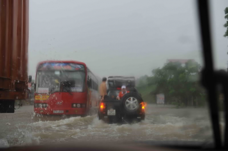 Hành trình Xuyên Việt và vượt qua tâm lũ Quảng Bình cùng GLK và CL 55 AMG! Hành trình Xuyên Việt và vượt qua tâm lũ Quảng Bình cùng GLK và CL 55 AMG!