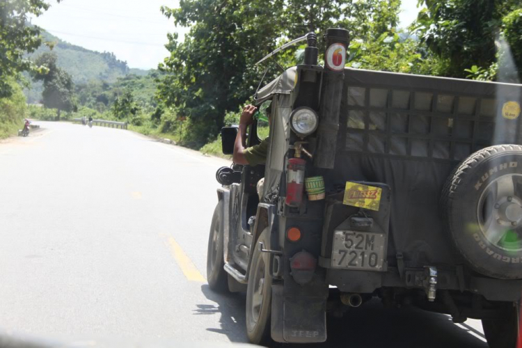 Xẻ dọc Trường Sơn . . .