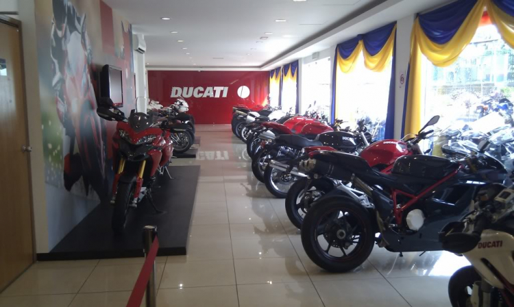 Lạc vào 1 động các em chân dài NAZA tại Malaysia Lạc vào 1 động các em chân dài NAZA tại Malaysia