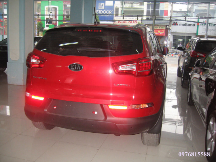 Các bác giúp em với, nên lấy Sportage hay K5?